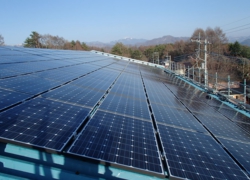 屋根に設置した太陽光パネルの完成例